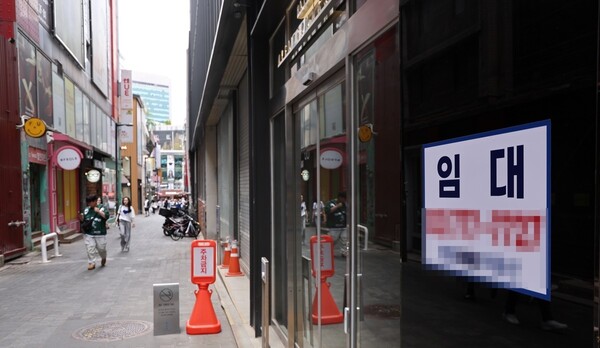 정부는 자영업자의 빚을 없애주기 위해 8000억 원을 투입해 배드뱅크를 설립할 예정이다. @연합뉴스