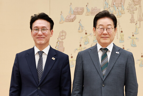 이재명 대통령이 4일 용산 대통령실에서 김민석 국무총리에게 임명장을 수여한 후 기념촬영을 하고 있다(연합뉴스)