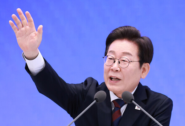 이재명 대통령이 3일 청와대 영빈관에서 열린 ‘대통령의 30일, 언론이 묻고 국민에게 답하다’ 기자회견에서 취재진의 질문을 받고 있다(연합뉴스)