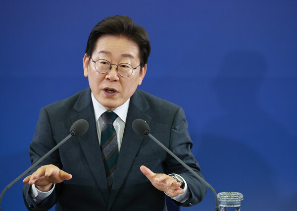 이재명 대통령이 4일 대전컨벤션센터에서 타운홀 미팅 형식으로 열린 '국민소통 행보 2탄, 충청의 마음을 듣다'에서 발언하고 있다(연합뉴스)