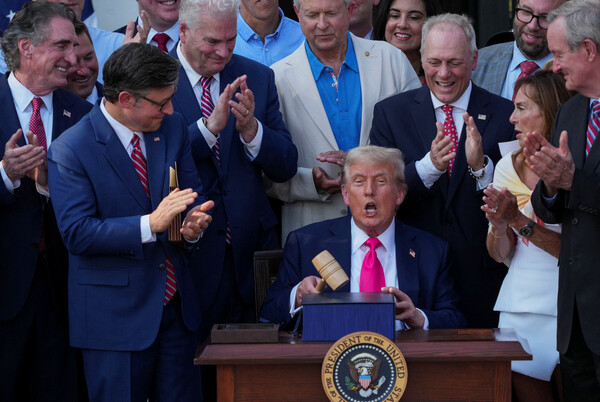 미국 대통령 도널드 트럼프가 지난 4일 워싱턴 D.C. 백악관에서 '하나의 크고 아름다운 법안(One Big Beautiful Bill Act)'으로 알려진 대규모 지출 및 감세 법안에 서명한 뒤 의사봉을 사용하고 있다. [로이터]