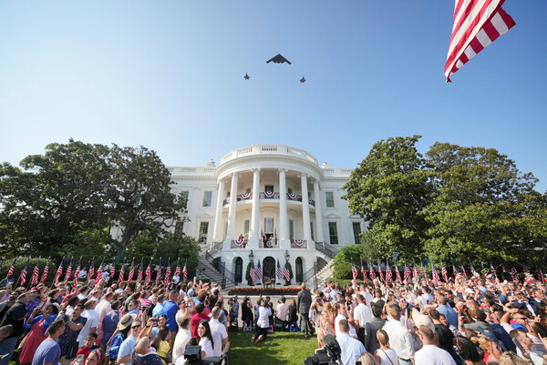 미국 대통령 도널드 트럼프와 퍼스트레이디 멜라니아 트럼프가 지난 4일 워싱턴 D.C. 백악관에서 독립기념일을 맞아 진행된 B-2 스피릿 폭격기와 F-35 전투기 2대의 상공 비행을 지켜보고 있다. [로이터]