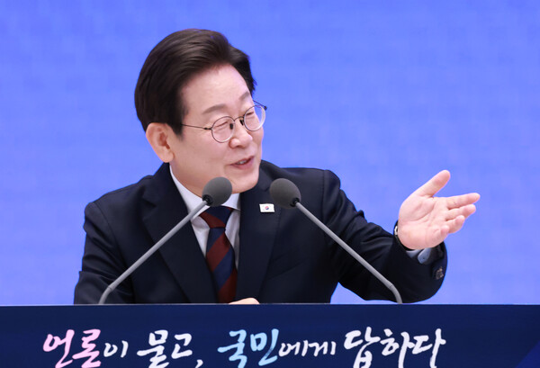 이재명 대통령이 3일 청와대 영빈관에서 열린 '대통령의 30일, 언론이 묻고 국민에게 답하다' 기자회견에서 취재진의 질문을 받고 있다(연합뉴스)