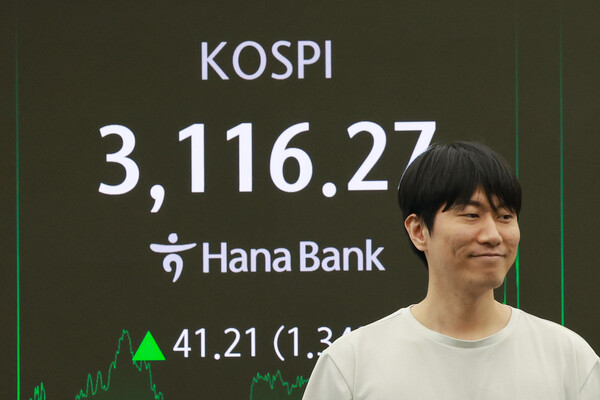 이날 코스피는 전 거래일보다 41.21p(1.34%) 오른 3,116.27로 마감했다. 원/달러 환율은 0.7원 오른 1,359.4원, 코스닥지수는 11.16p(1.43%) 오른 793.33으로 장을 마쳤다(연합뉴스)