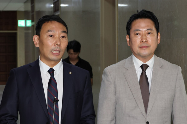국회 법제사법위원회 여야 간사인 더불어민주당 김용민 의원(왼쪽)과 국민의힘 장동혁 의원이 2일 서울 여의도 국회에서 상법개정안 처리에 합의한 뒤 취재진에게 합의 내용을 설명하고 있다(연합뉴스)