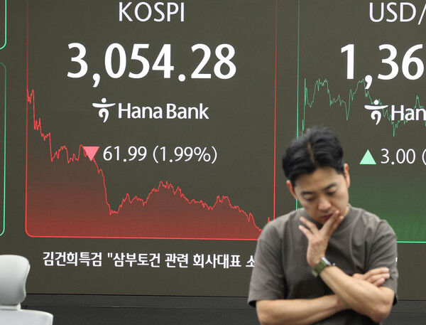 코스피가 전장보다 61.99포인트(1.99%) 내린 3,054.28로 장을 마친 4일 서울 중구 하나은행 딜링룸에서 한 딜러가 생각에 잠겨있다(연합뉴스)