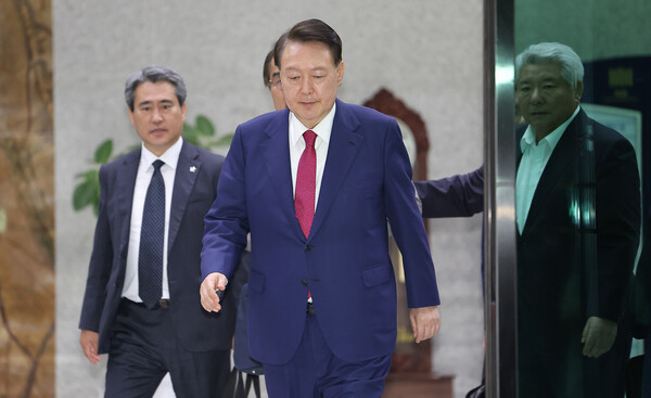 윤석열 전 대통령이 5일 내란 특검 2차 조사를 마치고 조은석 특별검사팀 사무실이 있는 서울 서초구 서울고검을 나서고 있다. [연합뉴스]