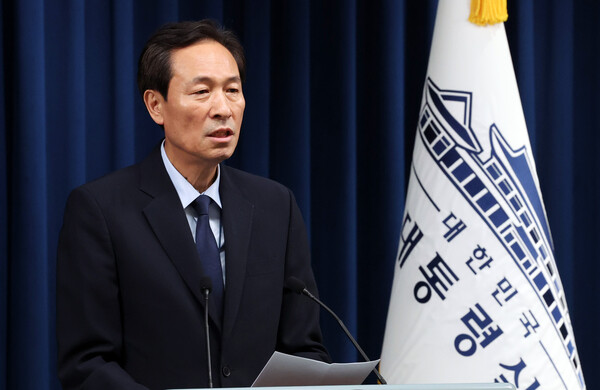 우상호 정무수석이 1일 용산 대통령실에서 이재명 대통령과 비교섭단체 5당 대표의 오찬 예정 관련 브리핑을 하고 있다(연합뉴스)
