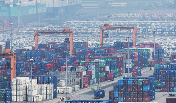 지난 8일 경기도 평택항에 컨테이너가 쌓여 있는 모습 [연합뉴스]