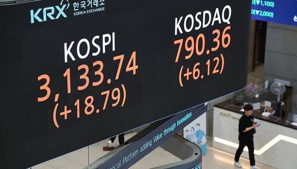 9일 서울 여의도 한국거래소 현황판에 코스피, 코스닥 지수가 표시돼 있다. ＠연합뉴스