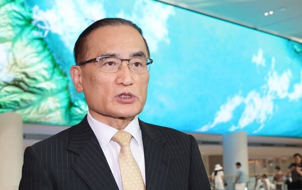 통상·안보 현안을 논의하기 위해 미국을 방문했던 위성락 국가안보실장이 9일 인천국제공항 제2터미널을 통해 귀국한 뒤 취재진의 질문에 답하고 있다(연합뉴스)