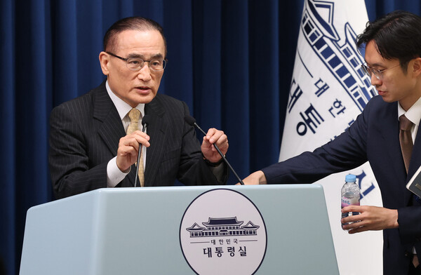  미국에서 귀국한 위성락 국가안보실장이 9일 용산 대통령실 기자회견장에서 방미 결과 브리핑을 준비하고 있다(연합뉴스)