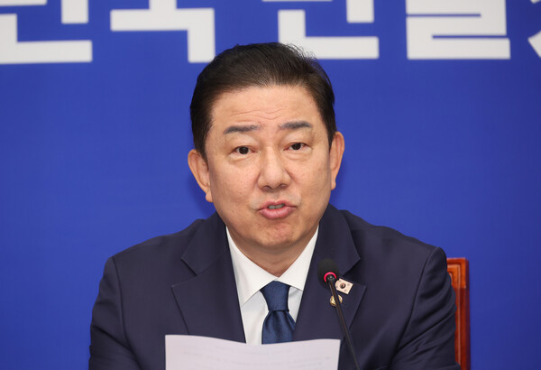 더불어민주당 김병기 당대표 직무대행 겸 원내대표가 9일 서울 여의도 국회에서 열린 최고위원회의에서 발언하고 있다(연합뉴스)
