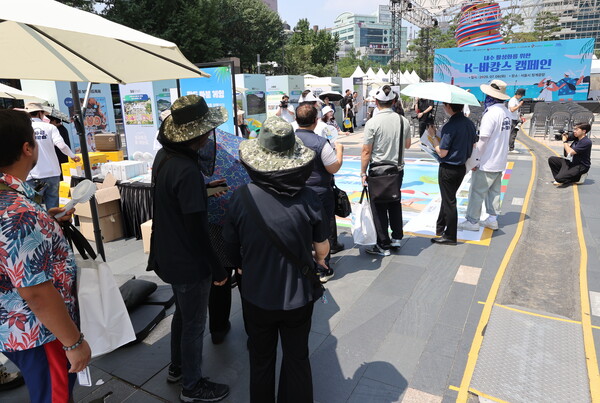 지난 8일 서울 청계광장에 열린 '내수 활성화를 위한 K-바캉스 캠페인' 행사장에서 시민들이 이벤트에 참여하기 위해 줄을 서 있다. [연합뉴스]