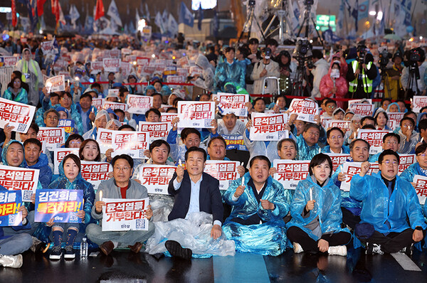 16일 오후 서울 광화문 북측광장 인근에서 더불어민주당 주최로 열린 '김건희 윤석열 국정농단 규탄·특검 촉구 제3차 국민 행동의 날' 장외 집회에서 참석자들이 구호를 외치고 있다. 2024.11.16. /사진 = 연합뉴스