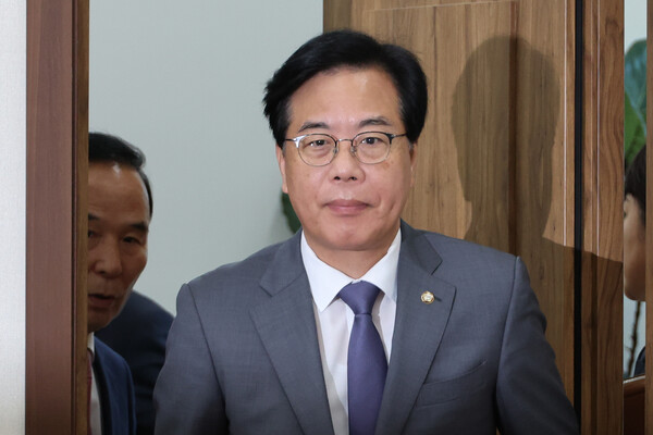 국민의힘 송언석 비대위원장 겸 원내대표가 10일 서울 여의도 국회에서 열린 비상대책위원회의에 참석하고 있다(연합뉴스)