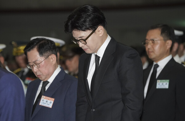 29일 경기도 평택시 해군 2함대사령부 충무동산에서 열린 '제2연평해전 승전 23주년 기념식'에서 한동훈 국민의힘 전 대표(가운데)가 순국선열과 호국영령에 대한 묵념을 하고 있다(연합뉴스)