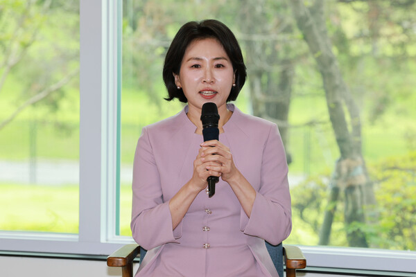  김혜경 여사가 30일 서울 용산 대통령실 파인그라스에서 열린 문화예술계 수상자 간담회에서 발언하고 있다(연합뉴스)