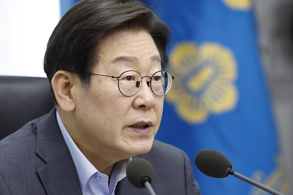 이재명 대통령이 10일 서울 용산 대통령실 청사에서 열린 3차 수석·보좌관 회의에서 발언하고 있다(연합뉴스)