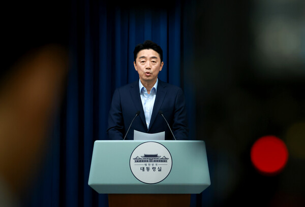 강훈식 대통령비서실장이 11일 서울 용산 대통령실 청사에서 이재명 대통령의 문화체육관광부 및 국토교통부 장관 인선을 발표하고 있다. [연합뉴스]