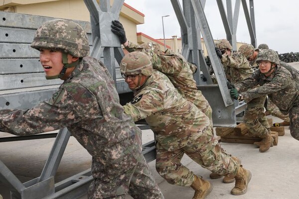 육군 1117공병단은 지난 6월 9일부터 6월 13일까지 평택 캠프 험프리스에서 미2사단/한미연합사단 11공병대대와 함께 연합 병참선 교량 구축 훈련을 실시중이다