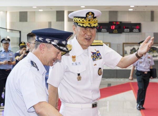 수 합참의장이 10일 서울 용산구 합참청사에서 열린 미국 합참의장 환영 의장행사에서 존 다니엘 케인 미 합참의장을 안내하고 있다(연합뉴스)