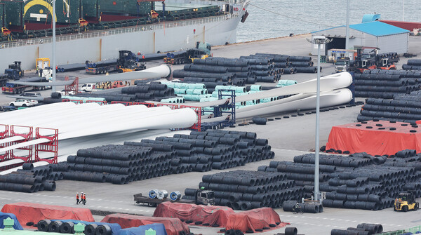 한국은행이 4일 발표한 국제수지 잠정 통계에 따르면 5월 경상수지는 101억4천만달러(약 13조8천300억원) 흑자로 집계됐다. 하지만 철강·자동차 등을 중심으로 수출이 넉 달 만에 감소하는 등 점차 미국 관세 정책의 영향이 나타나고 있다(연합뉴스)