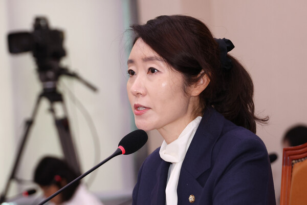 강선우 여성가족부 장관 후보자가 14일 서울 여의도 국회 여성가족위원회에서 열린 인사청문회에서 질문에 답하고 있다(연합뉴스)