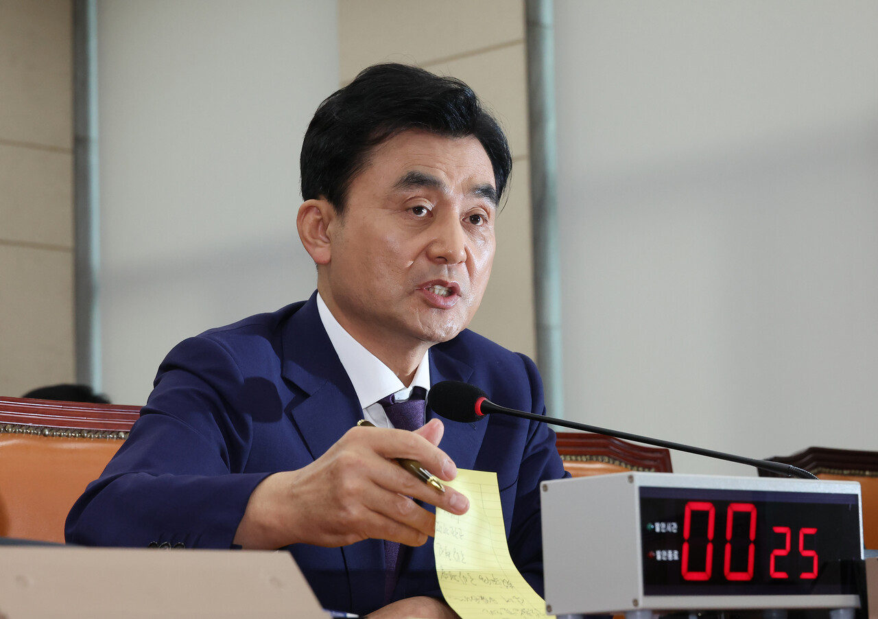 안규백 국방부 장관 후보자가 15일 서울 여의도 국회 국방위원회에서 열린 인사청문회에서 의원 질의에 답변하고 있다.