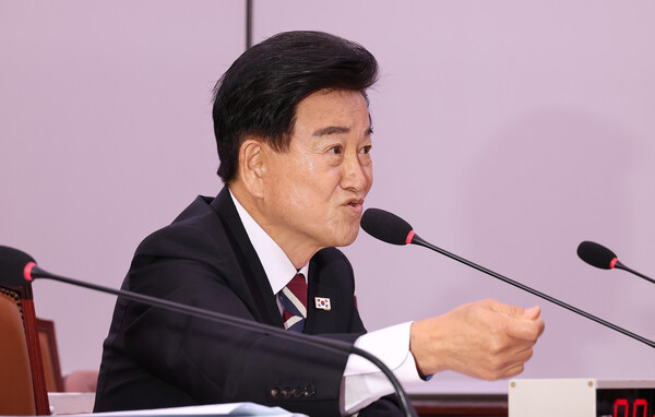 정동영 통일부 장관 후보자가 14일 국회 외교통일위원회에서 열린 인사청문회에 출석해 의원 질의에 답변하고 있다(연합뉴스)