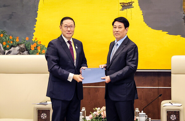 조현상 HS효성 부회장이 15일 베트남 하이퐁에서 르엉 끄엉(Luong Cuong) 베트남 국가주석을 만나 APEC 공식 초청장을 전달했다. 사진 제공=HS효성.