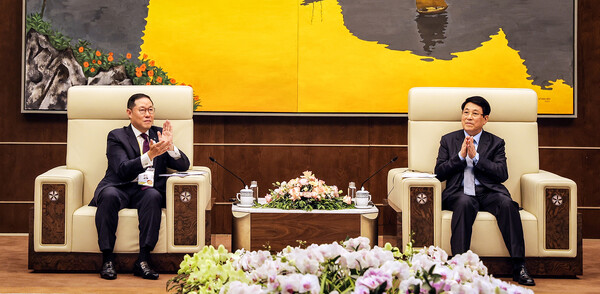 조현상 HS효성 부회장이 15일 베트남 하이퐁에서 르엉 끄엉(Luong Cuong) 베트남 국가주석을 만나 한국과 베트남 경제교류 확대와 APEC 정상회담의 성공적인 개최에 대한 의견을 나눴다. 사진 제공=HS효성.