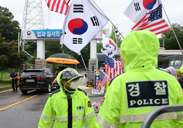 12·3 비상계엄 관련 내란·외환 사건을 수사하는 조은석 특별검사팀이 윤석열 전 대통령에 대해 3차 강제 구인에 나선 16일 윤석열 전 대통령 측이 구속의 위법·부당성을 주장하며 서울중앙지법에 구속적부심사를 청구했다.(연합뉴스)