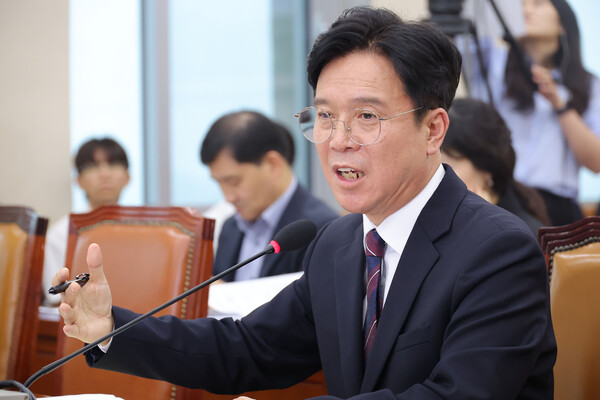 김영훈 고용노동부 장관 후보자가 16일 서울 여의도 국회 환경노동위원회에서 열린 인사청문회에서 의원 질의에 답변하고 있다(연합뉴스)