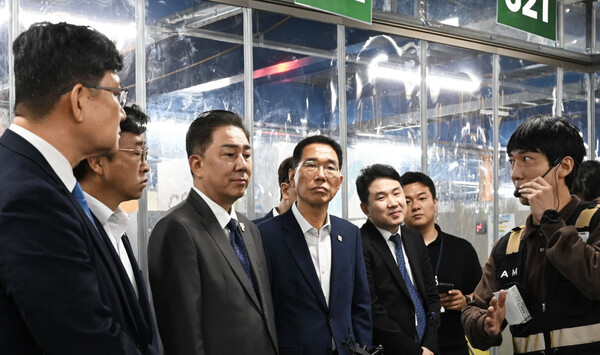 직무대행 겸 원내대표 등 민주당 의원들은 16일 서울 양재동 쿠팡로지스틱스서비스(CLS) 서브허브를 방문해 CLS가 업계 최초로 도입한 '차폐식 대형 냉방 구역'을 점검했다. 내부 온도는 20도였다