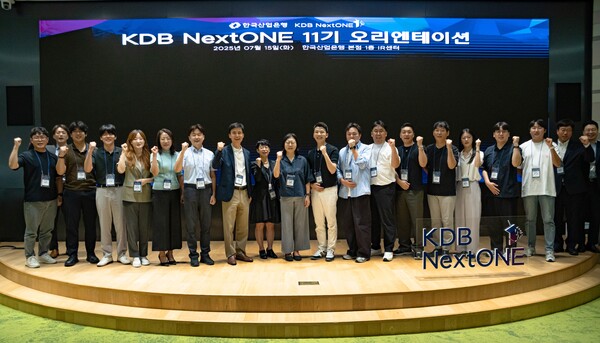 KDB NextONE 11기 스타트업 15개사 대표, (왼쪽에서 열번째)신혜숙 한국산업은행 혁신성장금융부문 부행장 @한국산업은행