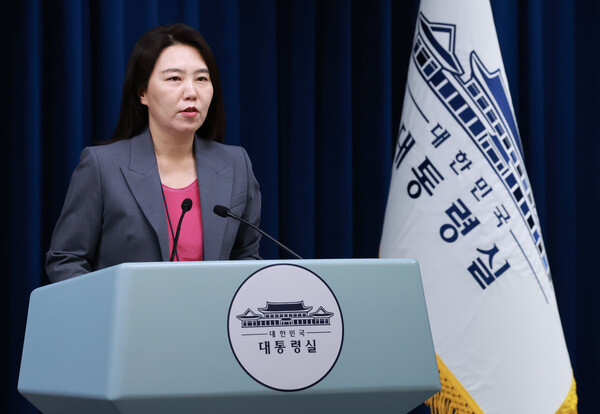 강유정 청와대 대변인이 17일 서울 용산 대통령실 청사에서 전날 청와대 영빈관에서 열린 '국가적 참사 유가족 경청 행사' 등과 관련해 브리핑을 하고 있다(연합뉴스)