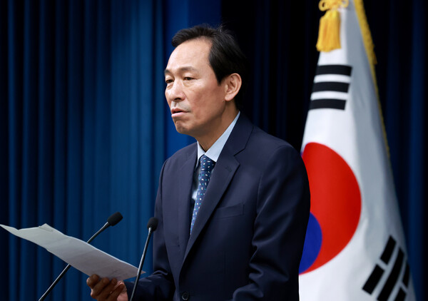 우상호 대통령실 정무수석이 7일 서울 용산 대통령실 청사에서 이재명 대통령과 김민석 국무총리의 주례회동 관련 브리핑을 하고 있다(연합뉴스)