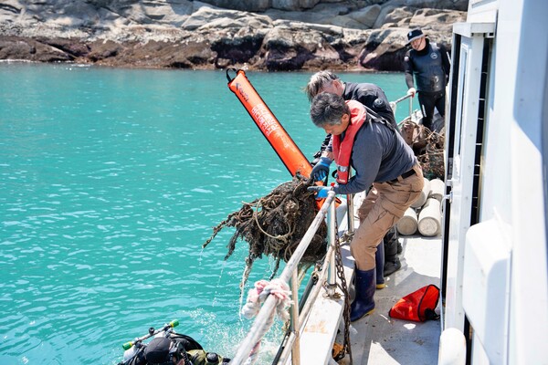 여수시 돌산 진목방파제에서 연안 수중 정화 작업을 하는 모습. 사진 제공=롯데마트.