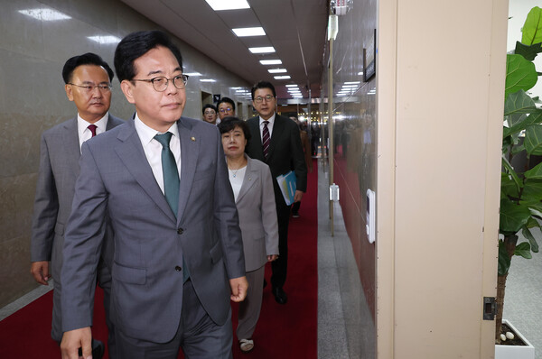 국민의힘 송언석 비대위원장 겸 원내대표를 비롯한 법제사법위원회 위원들이 18일 서울 여의도 국회에서 권성동 의원실 압수 수색 등에 항의하며 국회의장실을 방문하고 있다. [연합뉴스]