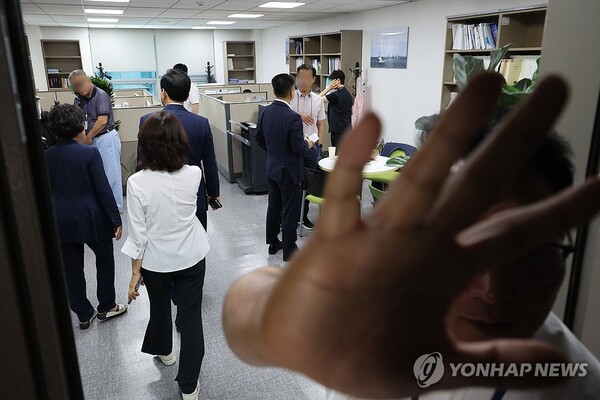  국민의힘 송언석 비대위원장 겸 원내대표가 11일 서울 여의도 국회 의원회관에서 해병 특검팀의 압수수색이 진행 중인 임종득 의원실로 들어가고 있다. [사진=연합뉴스]