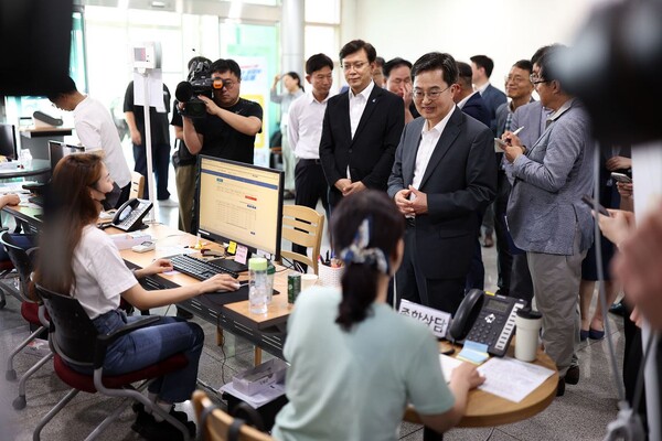 김동연 지사가 21일 오후 수원시 영통구 원천동행정복지센터를 방문해 창구 직원들을 격려하고 있다. ＠경기도