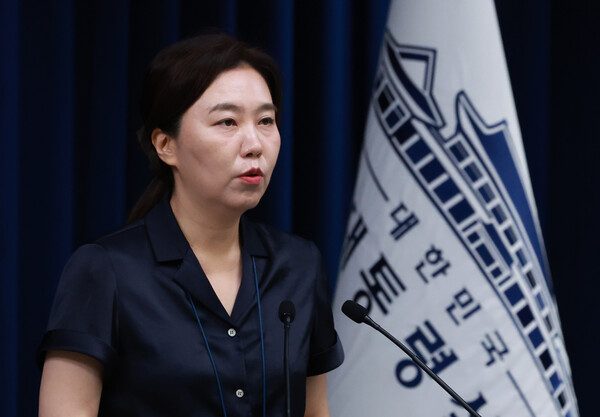 강유정 대통령실 대변인이 22일 서울 용산 대통령실 청사에서 인사 관련 브리핑을 하고 있다(연합뉴스)