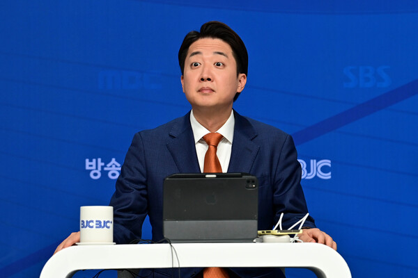 개혁신당 이준석 대선 후보가 26일 서울 양천구 한국방송회관에서 열린 한국방송기자클럽 초청 토론회에 참석해 시작을 기다리고 있다(연합뉴스)