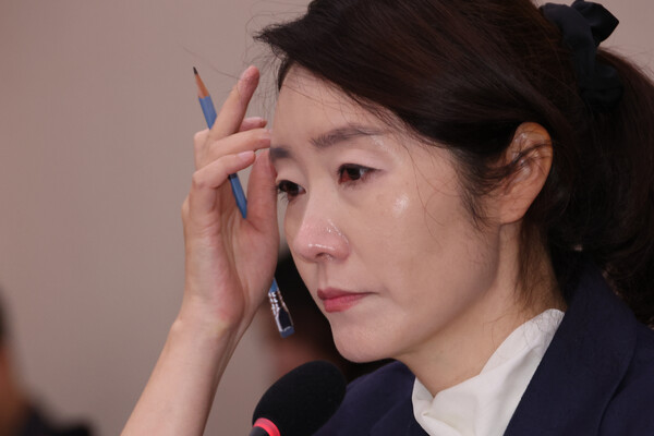  강선우 여성가족부 장관 후보자가 14일 국회 여성가족위원회에서 열린 인사청문회에서 발달장애 자녀에 대한 질문을 받고 있다(연합뉴스)