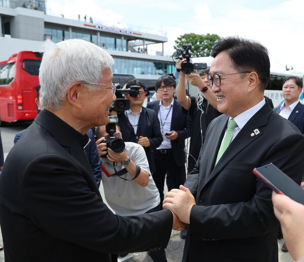 우원식 국회의장이 23일 경기 파주 임진각 평화누리공원에서 유흥식 추기경을 만났다. [국회]