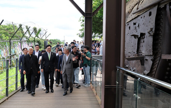 우원식 국회의장과 유흥식 추기경이 23일 경기도 파주 임진각 평화누리공원 장단역 증기기관차 앞에서 대화를 하고 있다. [국회]