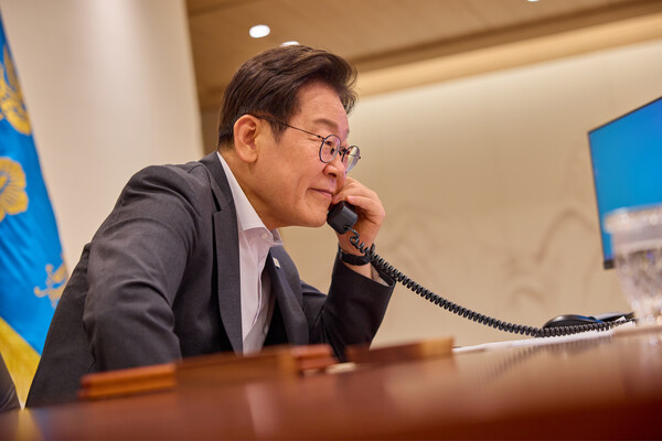 이재명 대통령이 22일 용산 대통령실에서 타밈 빈 하마드 알사니 카타르 국왕과 통화를 하고 있다(연합뉴스)
