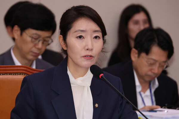  강선우 여성가족부 장관 후보자가 14일 국회 여성가족위원회에서 열린 인사청문회에서 위원의 질문을 받고 있다(연합뉴스)