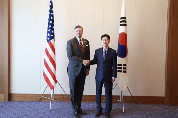 한미일 외교차관 협의회 참석 차 일본을 방문 중인 박윤주 외교부 제1차관이 지난 18일 크리스토퍼 랜다우 미국 국무부 부장관과 만나 악수를 나누고 있다. [외교부]